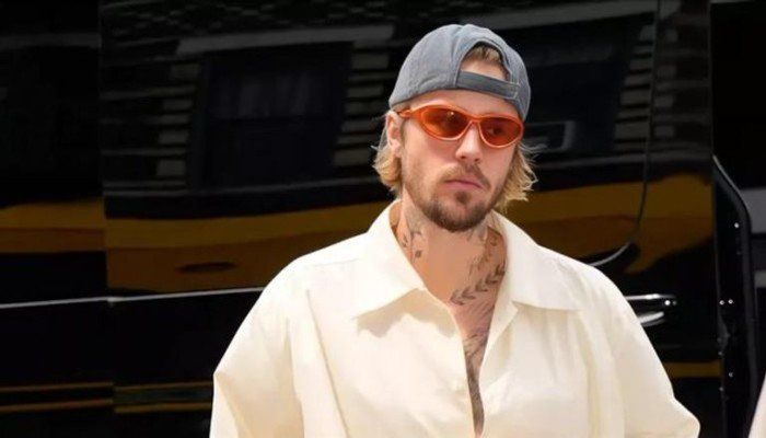 شاهد .. جاستن بيبر يشعل الترند العالمي بـ«إطلالة غير متوقعة» وعناق يثير الجدل.. ما القصة؟