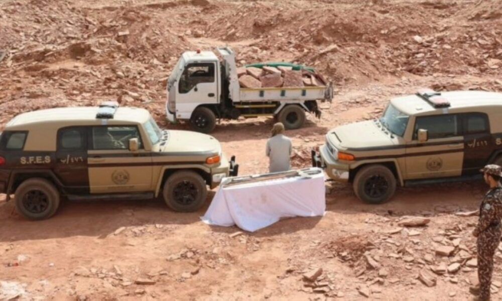 ضبط مقيم مخالف لنظام البيئة لاستغلاله الرواسب الطبيعية