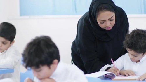 وزارة التعليم السعودية تعلن عن شروط وآلية تعيين خريج الثانوية العامة في وظيفة مساعد معلم