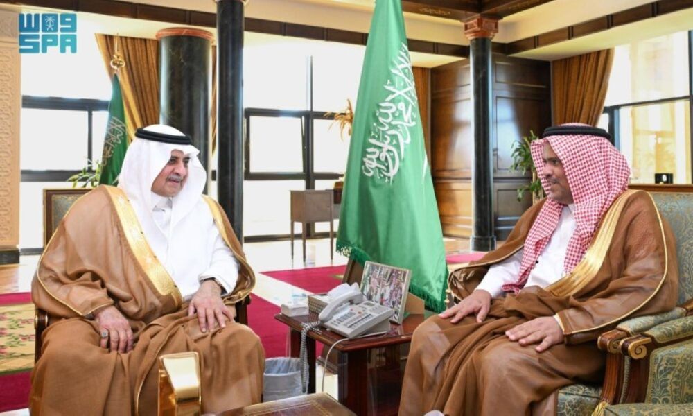 أمير تبوك يلتقي مدير الأحوال المدنية لتعزيز الخدمات