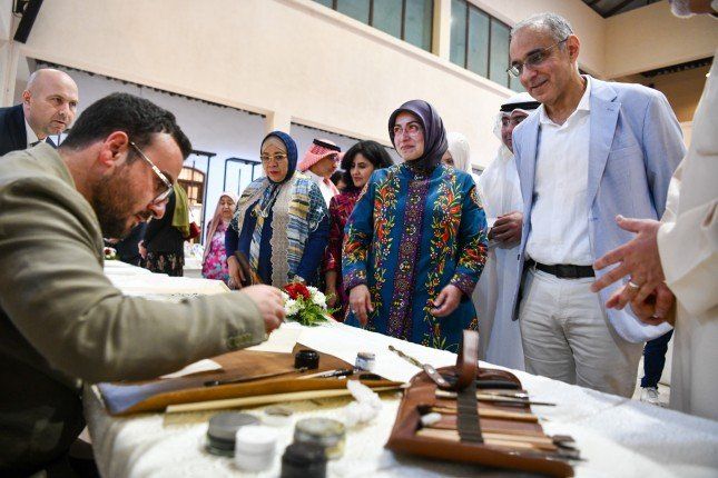 شاهد .. الحرف اليدوية التركية التقليدية.. معرض للفنون التشكيلية المتنوعة في متحف الفن الحديث بالكويت