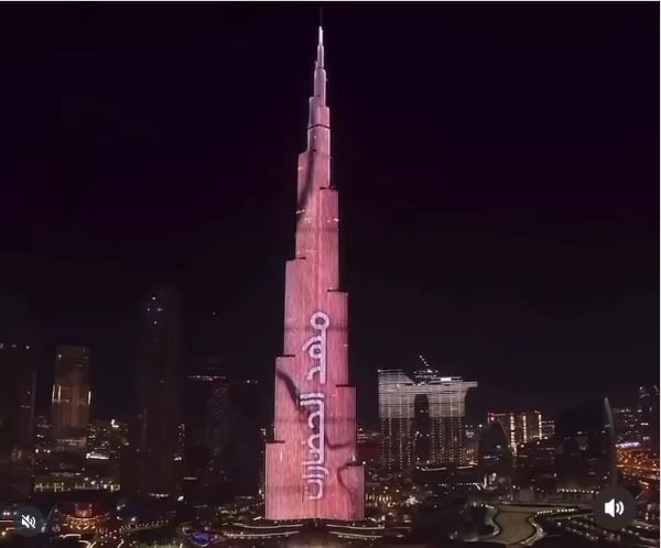 برج خليفة يقدم عروضا ضوئية مبهرة احتفالا بالمتحف المصرى الكبير.. صور