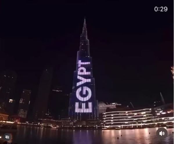 برج خليفة يقدم عروضا ضوئية مبهرة احتفالا بالمتحف المصرى الكبير.. صور