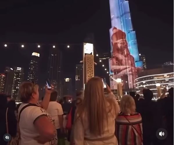 برج خليفة يقدم عروضا ضوئية مبهرة احتفالا بالمتحف المصرى الكبير.. صور