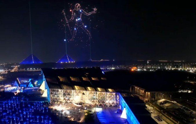 شاهد .. عروض ساحرة تضيء سماء المتحف المصري الكبير وأهرامات الجيزة