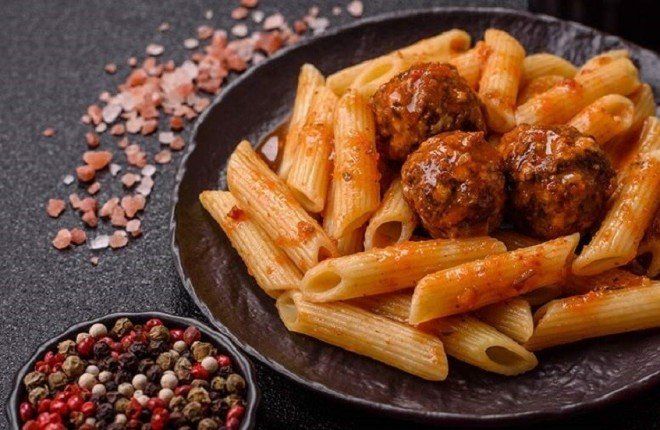 خبيرة تغذية تحذر من الجمع بين اللحم والبطاطس.. تعرف على الأسباب