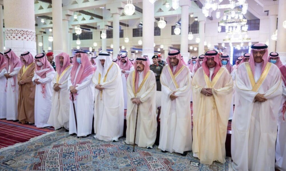 أمير الرياض يودع الأمير خالد بن محمد آل سعود بالصلاة