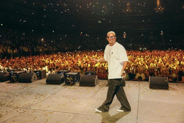 شاهد .. عمرو دياب يتألق في دبي بحفل أسطوري.. يرتدي مفتاح الحياة ويحيّي افتتاح المتحف المصري الكبير