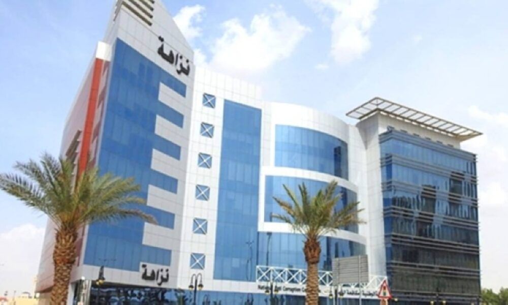 التحقيق مع 478 مشتبهاً في 5 وزارات وإيقاف 100 شخص