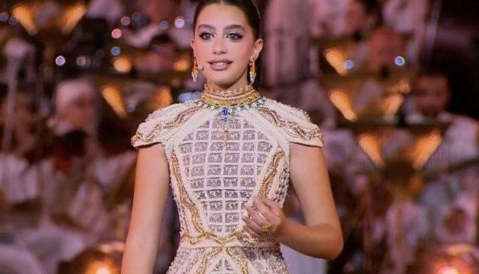 شاهد .. من هي ياسمينا العبد؟ الفتاة التي خطفت الأنظار في حفل افتتاح المتحف المصري الكبير