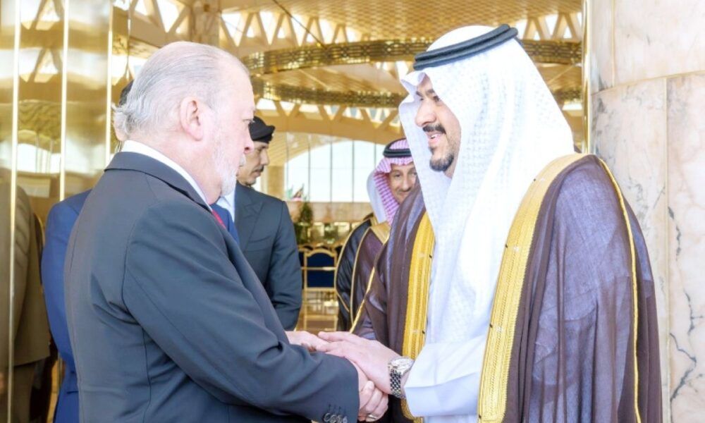 ملك ماليزيا يزور الرياض ونائب أمير المنطقة يستقبله