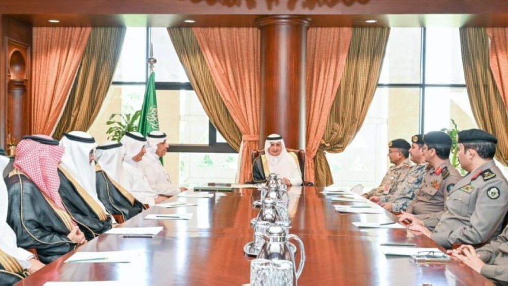 أمير تبوك يقود اجتماع لجنة الدفاع المدني بالمنطقة