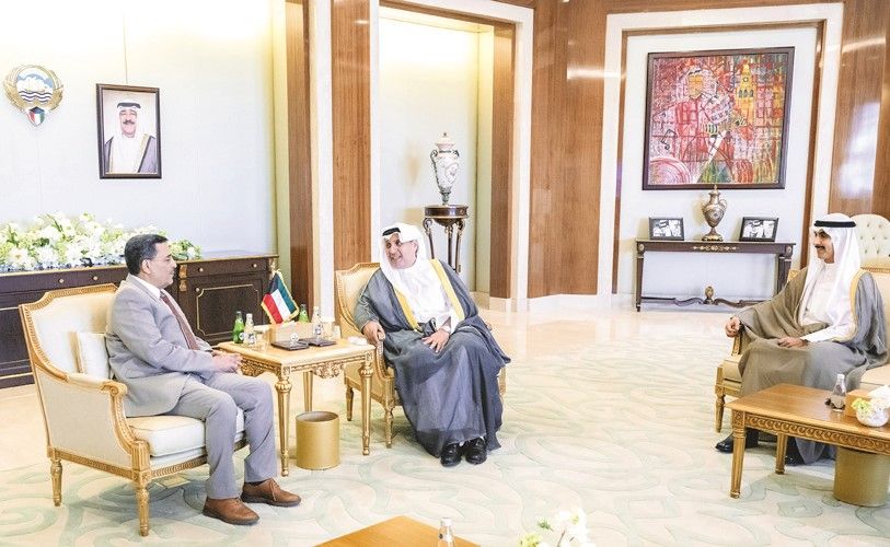 وزير الديوان الأميري ورئيس ديوان سمو ولي العهد استقبلا سفيري المغرب واليمن