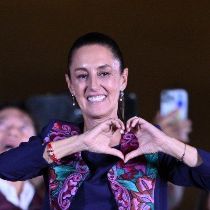 شاهد .. رئيسة المكسيك تتعرض للتحرش وسط حراسها.. .ماذا فعلت