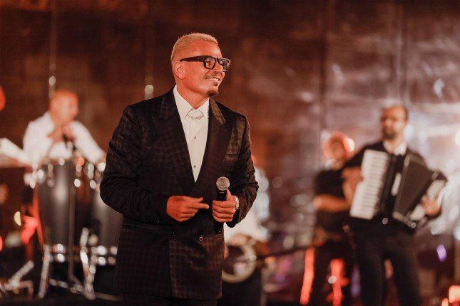 شاهد .. النجم عمرو دياب يتألق في أبوظبي مع أروع أغانيه