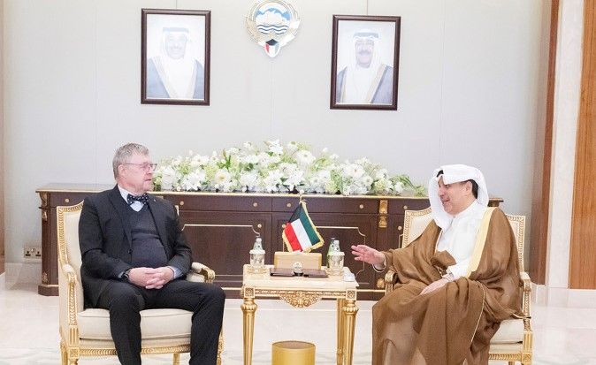 وزير الديوان الأميري بحث مع سفيري التشيك وقبرص تعزيز التعاون الثنائي