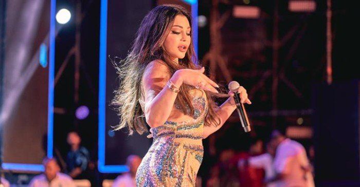 شاهد .. اتفرج بالفيديو.. هيفاء وهبي تتعرض لموقف صادم على المسرح