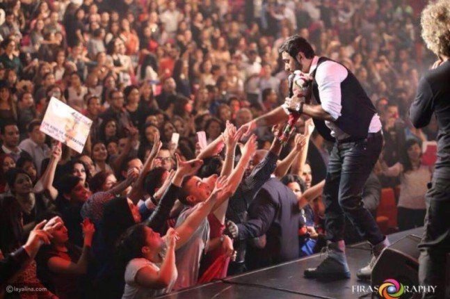 شاهد .. استقبال حافل للنجم تامر حسنى فى باريس.. .وحفل كامل العدد.. والجماهير تغلق الشوارع الفرنسية