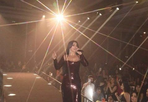 شاهد .. هيفاء وهبي تتألّق في حفلٍ جماهيري كامل العدد بالأردن