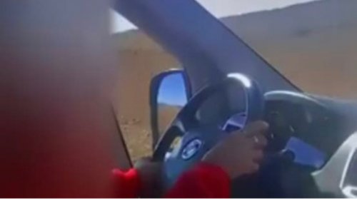 فيديو صادم لسائق باص مدرسي يتحرش بالطالبات ويعلمهن السياقه في أحد شوارع المملكة