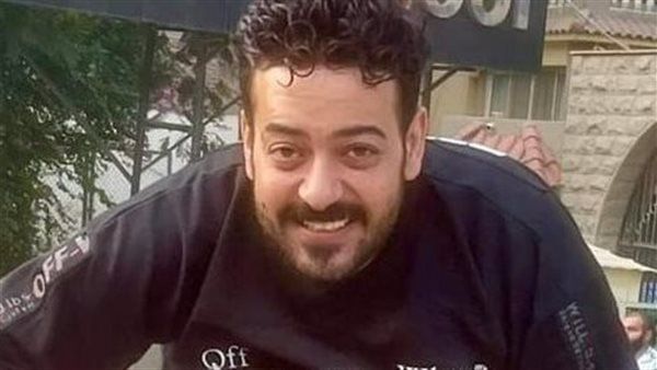 شاهد .. مصطفى كامل نقيب الموسيقين وحمادة الليثي في انتظار جثمان إسماعيل الليثي