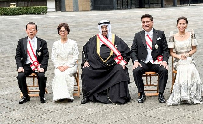 إمبراطور اليابان يُقلّد الشيخ ناصر المحمد «الوشاح الأكبر لوسام الشمس المشرقة»