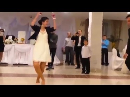 علامات الساعة تظهر في الكويت.. أخت العروسة المراهقة طلعت ترقص على المسرح وفعلت ما لا يخطر على ابليس!!