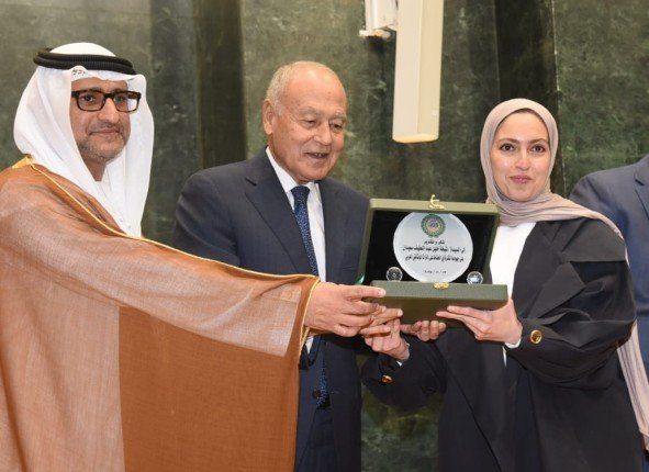 شاهد .. الجامعة العربية تكرم الكويتية شيخة سعيدان كأفضل اختصاصي وفني في المؤسسات الأرشيفية العربية