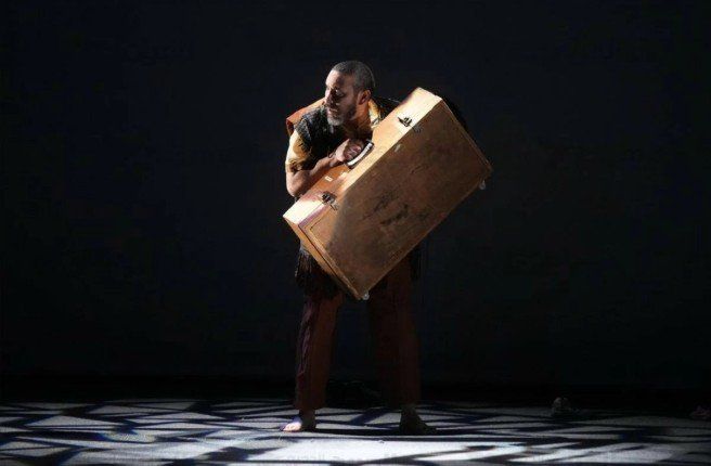 شاهد .. المسرحية القطرية "ماسح الأحذية" تحصد جائزتين في مهرجان الكويت الدولي للمونودراما