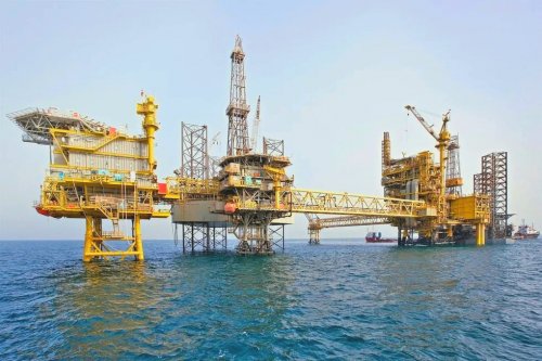 دولة عربية تزلزل الشرق الأوسط وتعلن اكتشاف حقل نفط ضخم احتياطياته تفوق ما أنتجته أرامكو السعودية خلال السنوات الماضية