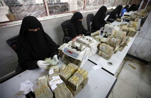 راتب للعسكريين وراتبين للمدنيين.. إعلان هام من الحكومة اليمنية بشأن صرف مرتبات جميع الموظفين