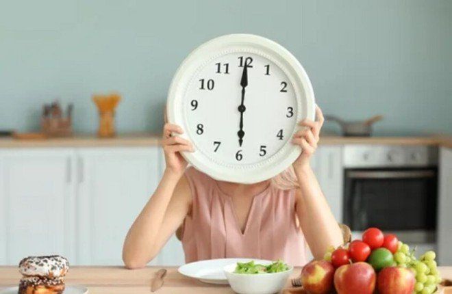 تناول الطعام ليلاً.. نصائح طبية لوجبة مسائية صحية بلا أضرار