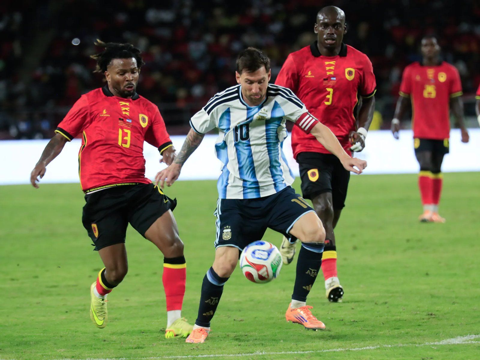 بينها ثلاثي عربي.. 39 منتخبا هز ميسي شباكها مع الأرجنتين