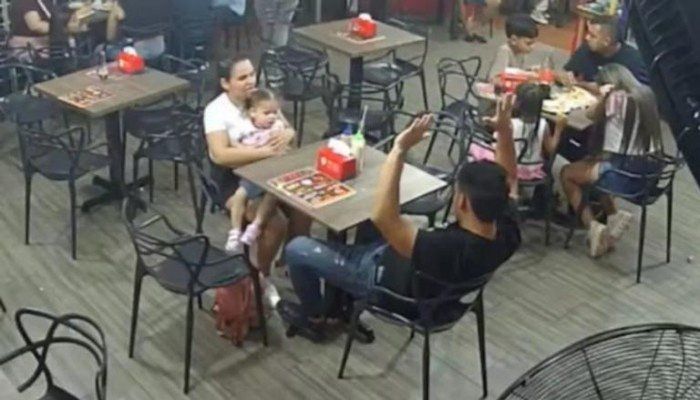 شاهد .. اتفرج بالفيديو.. سرقة صادمة لفنان كولومبي أمام زوجته داخل مطعم في وضح النهار