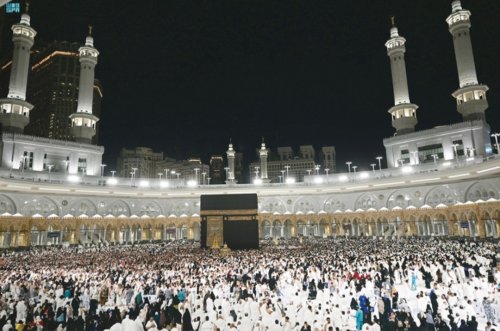 السعودية تحذر المعتمرين وضيوف الرحمن من 3 تصرفات خاطئة ممنوعة بجوار الكعبة المشرفة