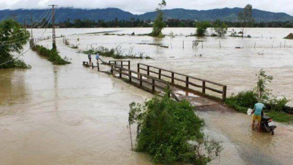مصرع 8 أشخاص جراء الفيضانات والانهيارات الأرضية فى فيتنام