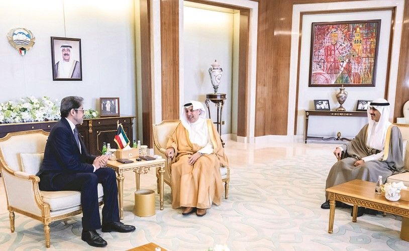 وزير الديوان الأميري ورئيس ديوان سمو ولي العهد استقبلا سفراء تونس وليبيا وبنين والصومال