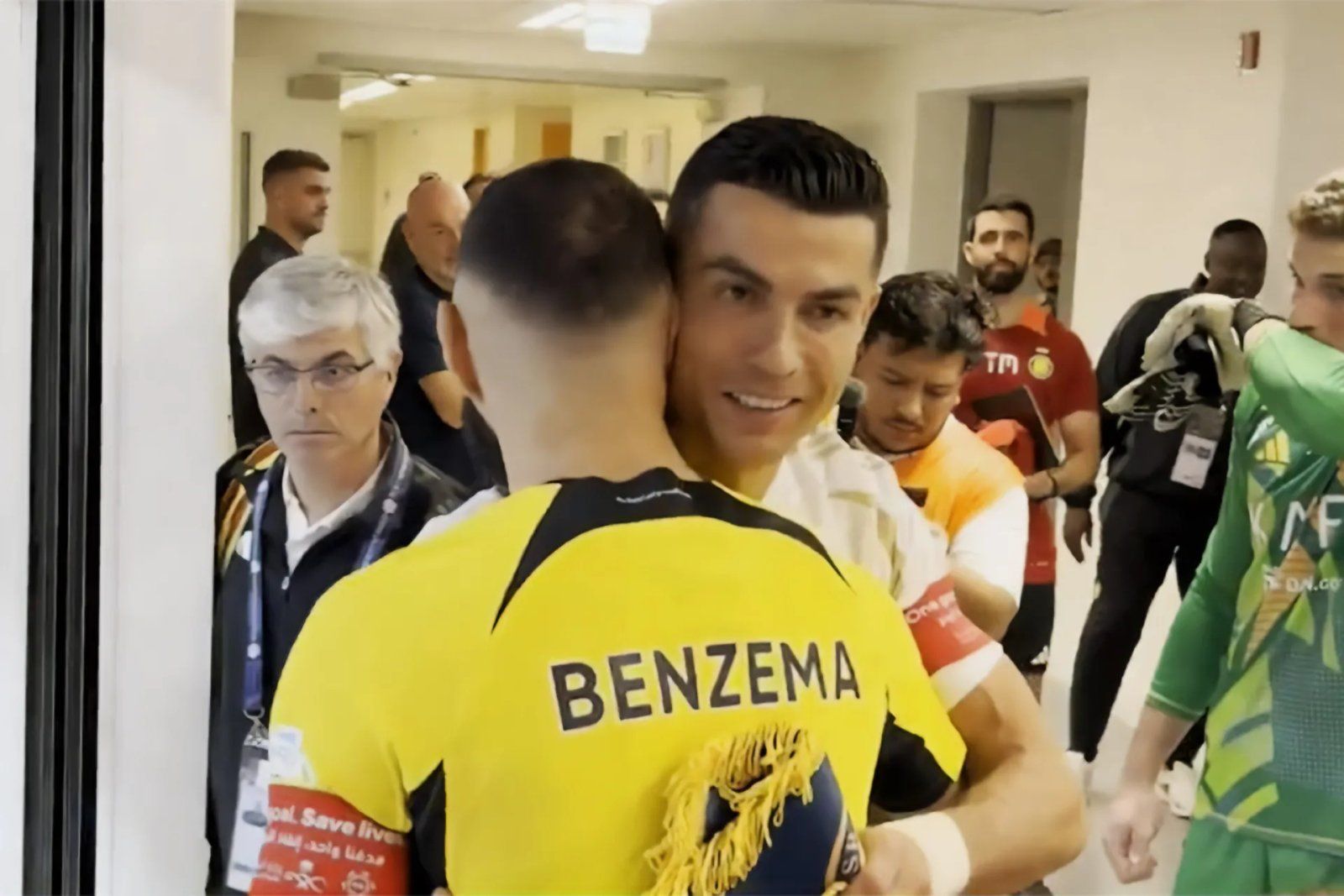 بنزيمة: لست مضطرا لمصافحة رونالدو أمام الكاميرات