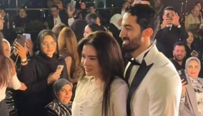 شاهد .. اتفرج.. مي عز الدين تتألق في أول ظهور رسمي مع زوجها أحمد تيمور