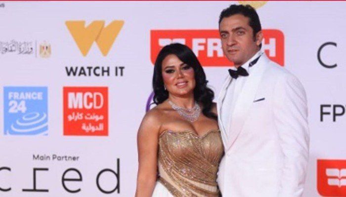 شاهد .. رانيا يوسف وزوجها يلفتان الأنظار على السجادة الحمراء في ختام مهرجان القاهرة السينمائي