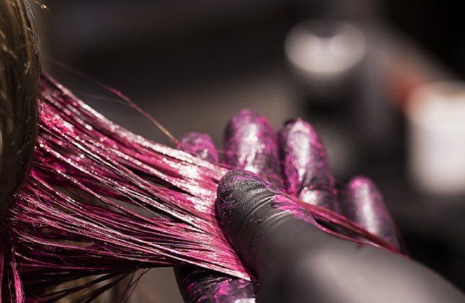 تحذيرات طبية: صبغات الشعر الدائمة قد تحمل مخاطر صحية غير متوقعة