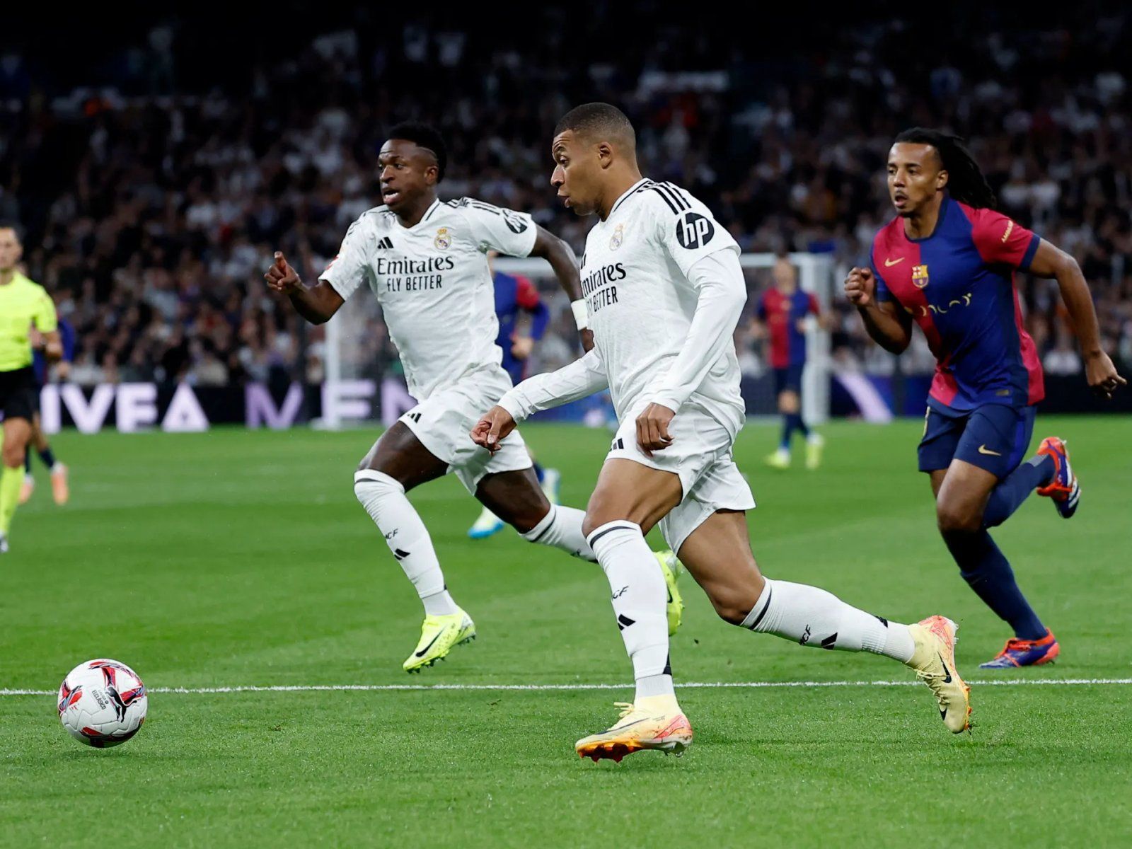 مركز الجناح الأيمن حلقة مفقودة في هجوم ريال مدريد