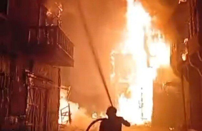 شاهد .. سوريا.. إخماد حريق في موقع تصوير مسلسل "النويلاتي" بمدينة الفيصل الإعلامية بريف دمشق