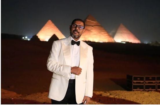 شاهد .. هاني فرحات يقود الأوركسترا الملكي البريطاني في حفل صدى الأهرامات