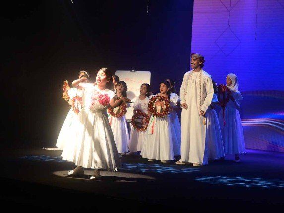 شاهد .. بمشاركة الكويت.. انطلاق النسخة الخامسة لمهرجان الدن الدولي للمسرح في مسقط