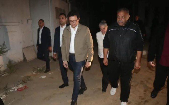 شاهد .. وزير الثقافة المصري يتفقد موقع حريق ديكور مسلسل "الـكينج"