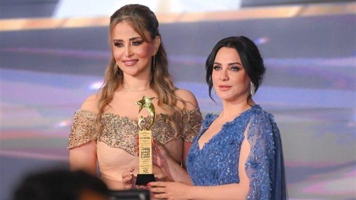 شاهد .. «ملتقى التميّز والإبداع العربي» يكرّم سلاف فواخرجي