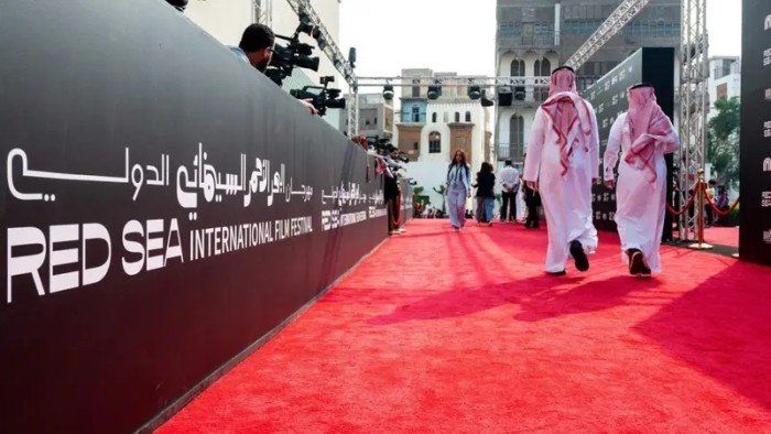 شاهد .. انطلاق مهرجان البحر الأحمر السينمائي بمشاركة فيلم (مكان ثاني) للمخرجة الكويتية هيا الغانم