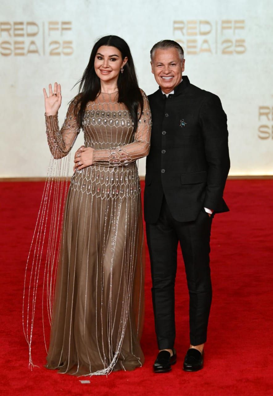 أجواء رومانسية تجمع أروى جودة وزوجها على السجادة الحمراء لمهرجان البحر الأحمر