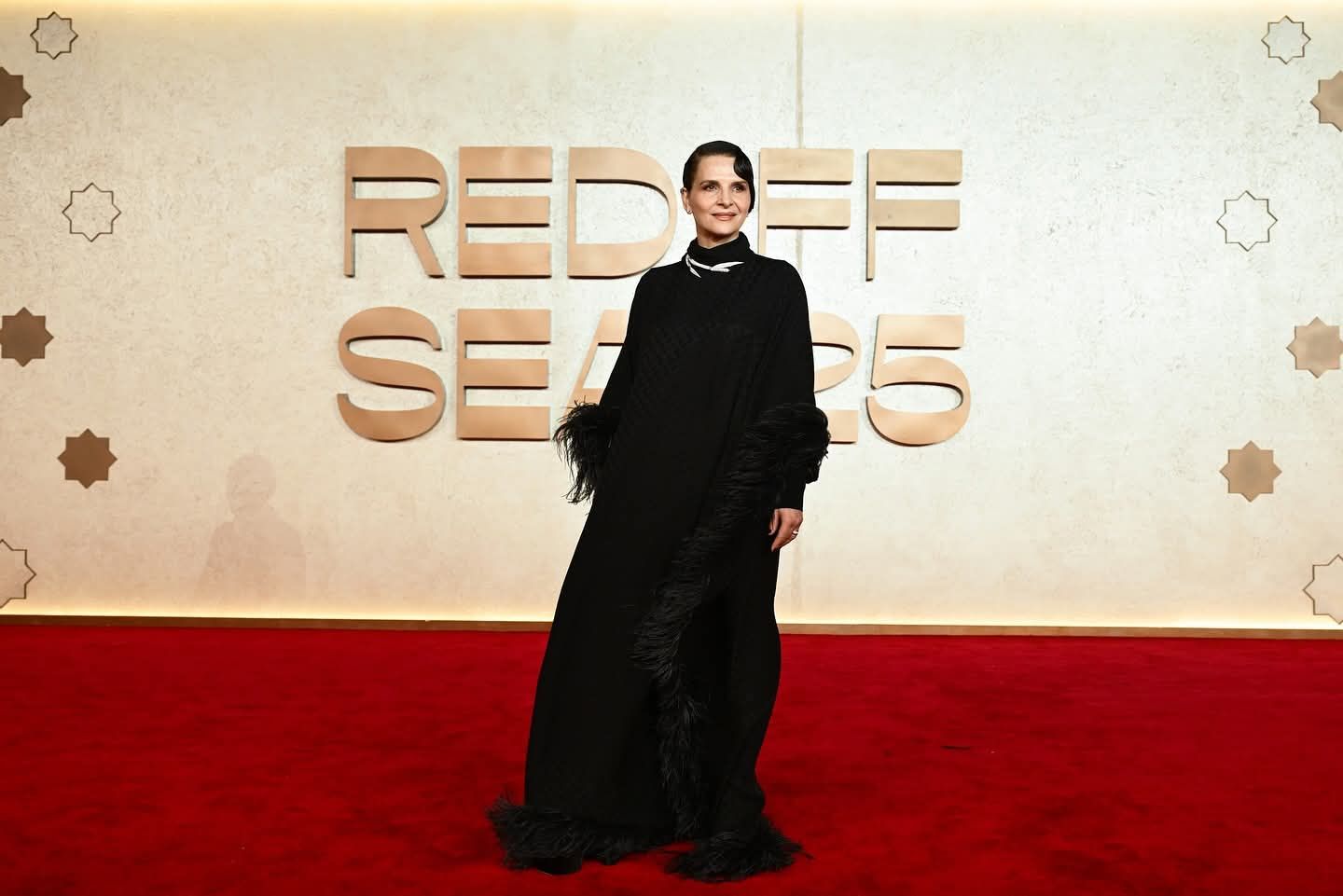 جولييت بينوش على السجادة الحمراء لعرض فيلمها In-I in Motion بمهرجان البحر الأحمر